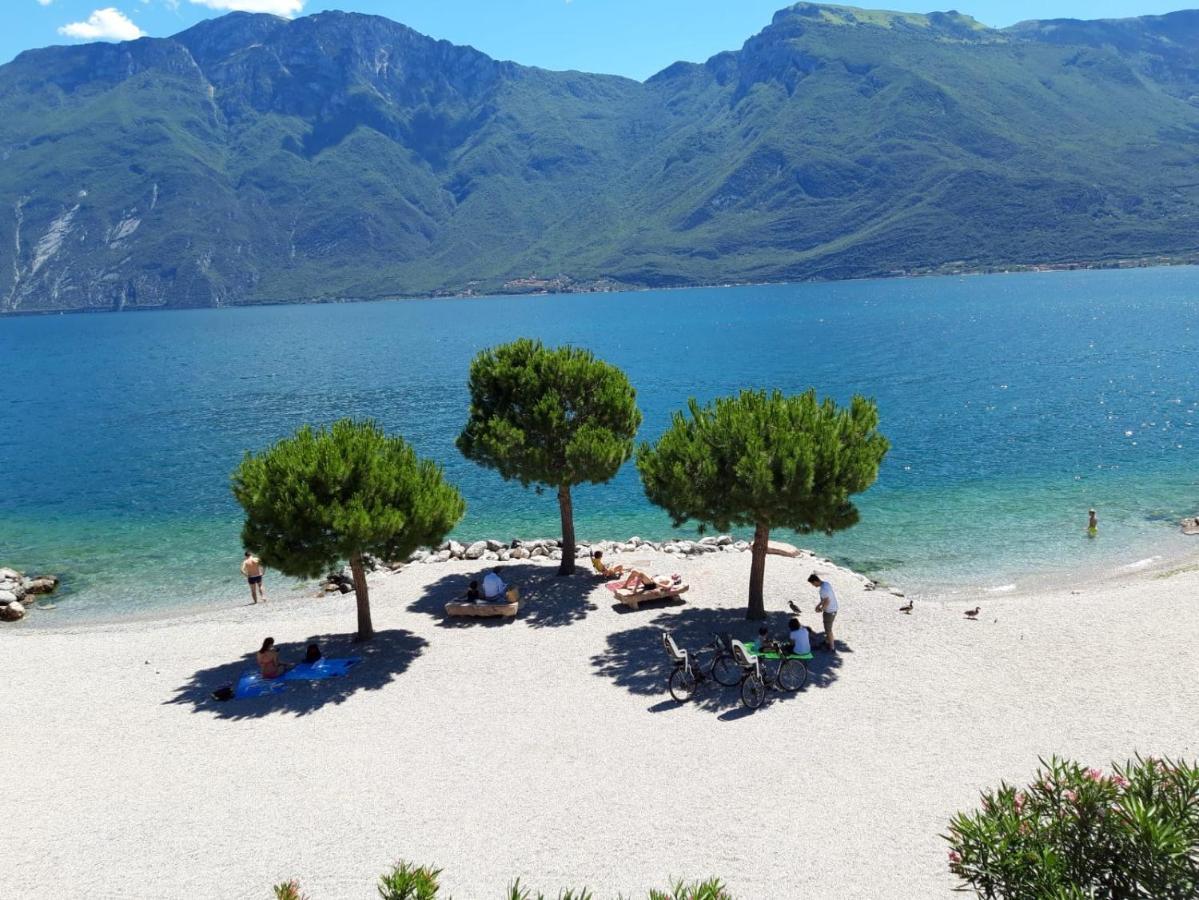 Garden Residence Appartamento Con Terrazzo E Piscina Desenzano del Garda Kültér fotó