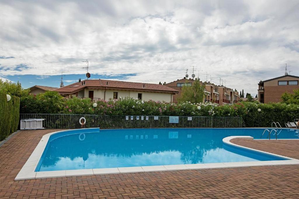 Garden Residence Appartamento Con Terrazzo E Piscina Desenzano del Garda Kültér fotó