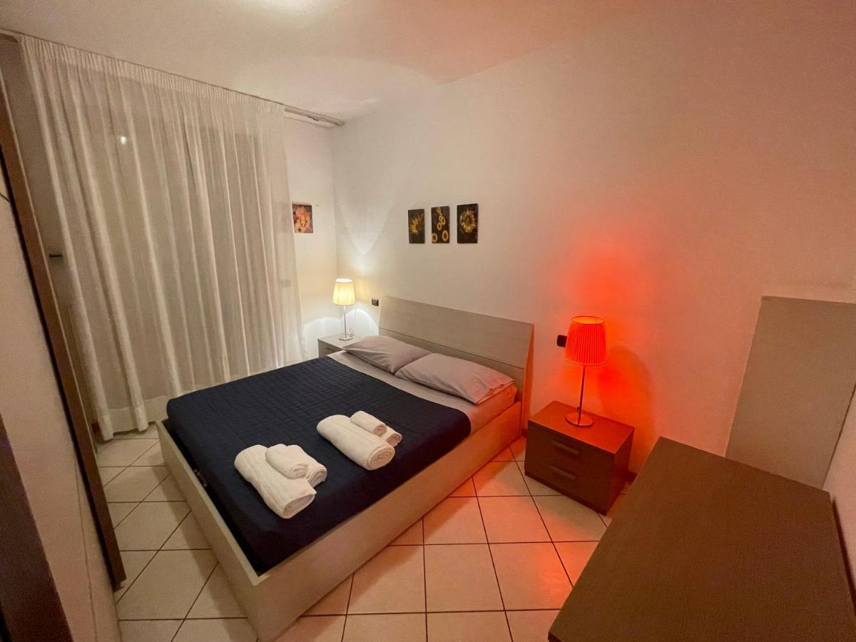 Garden Residence Appartamento Con Terrazzo E Piscina Desenzano del Garda Kültér fotó