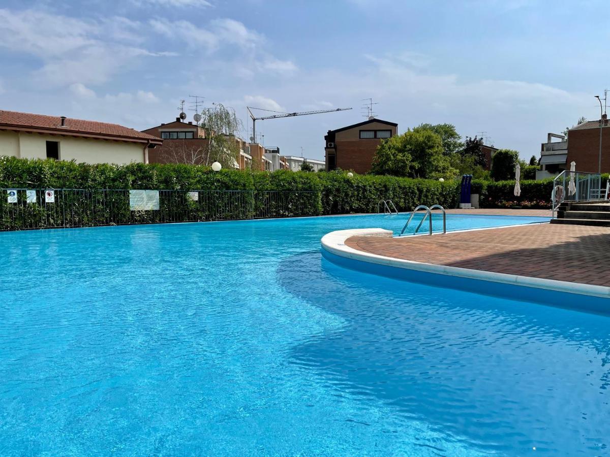 Garden Residence Appartamento Con Terrazzo E Piscina Desenzano del Garda Kültér fotó