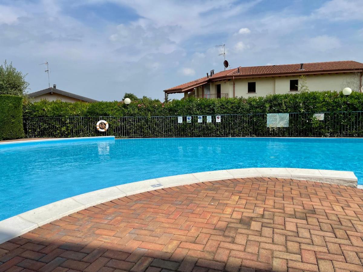 Garden Residence Appartamento Con Terrazzo E Piscina Desenzano del Garda Kültér fotó