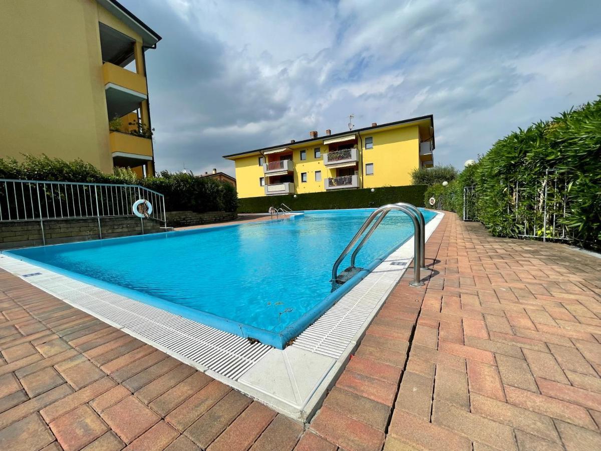 Garden Residence Appartamento Con Terrazzo E Piscina Desenzano del Garda Kültér fotó