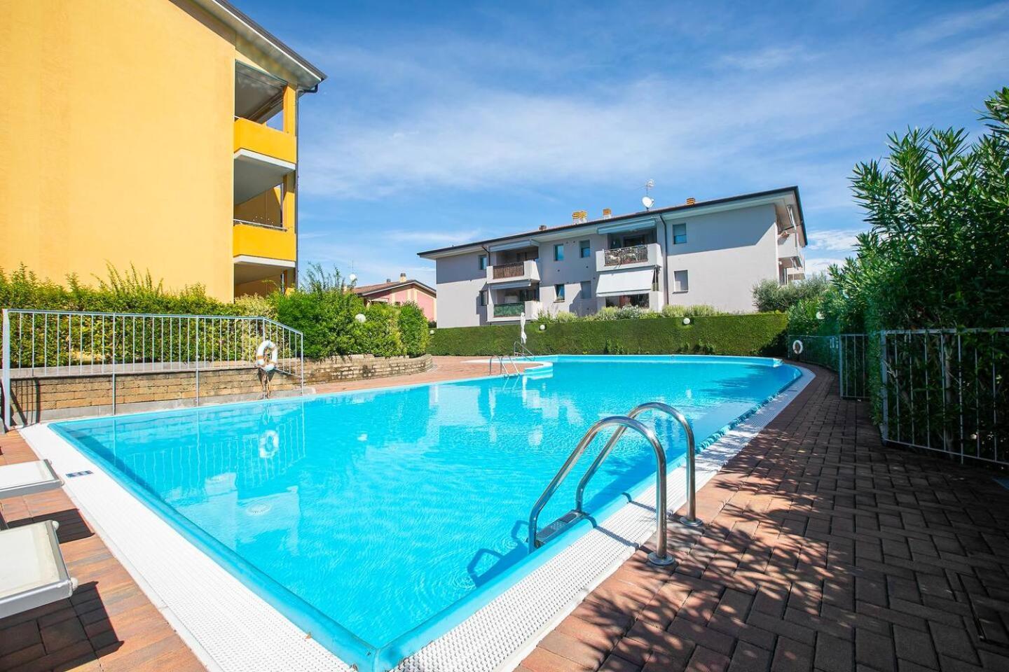 Garden Residence Appartamento Con Terrazzo E Piscina Desenzano del Garda Kültér fotó